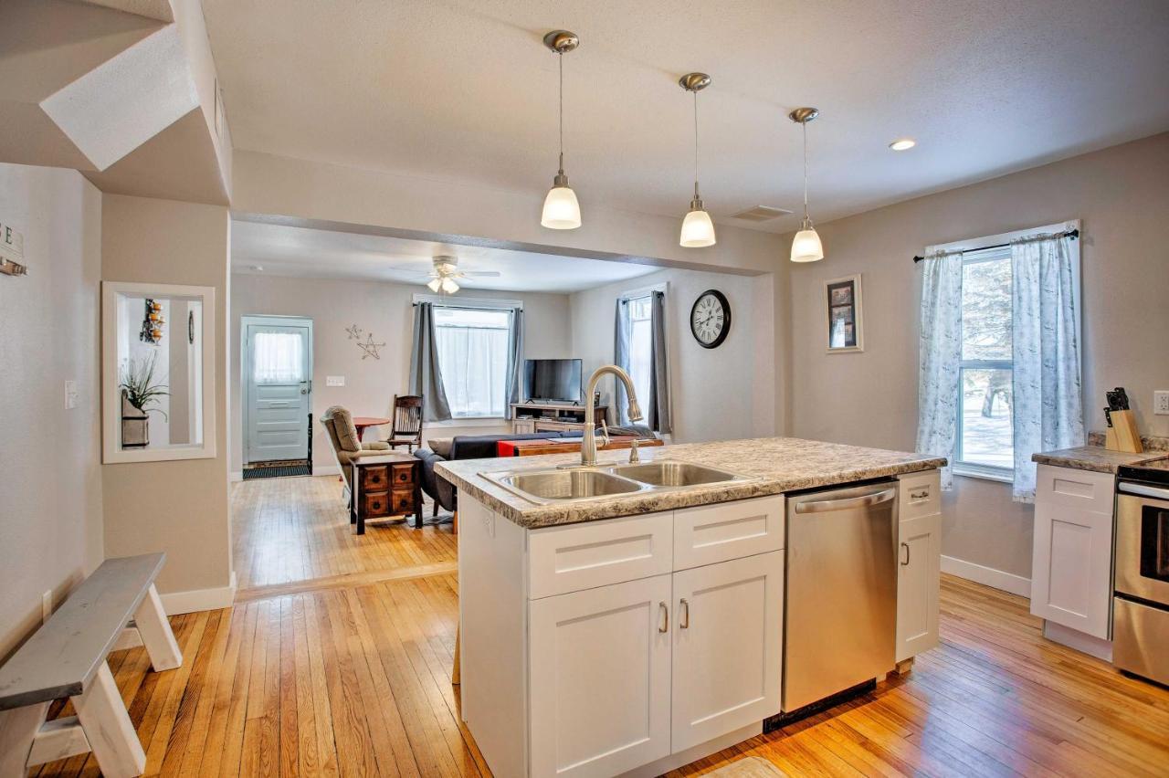 Family-Friendly Menomonie Retreat Walk To Town! Apartamento Exterior foto